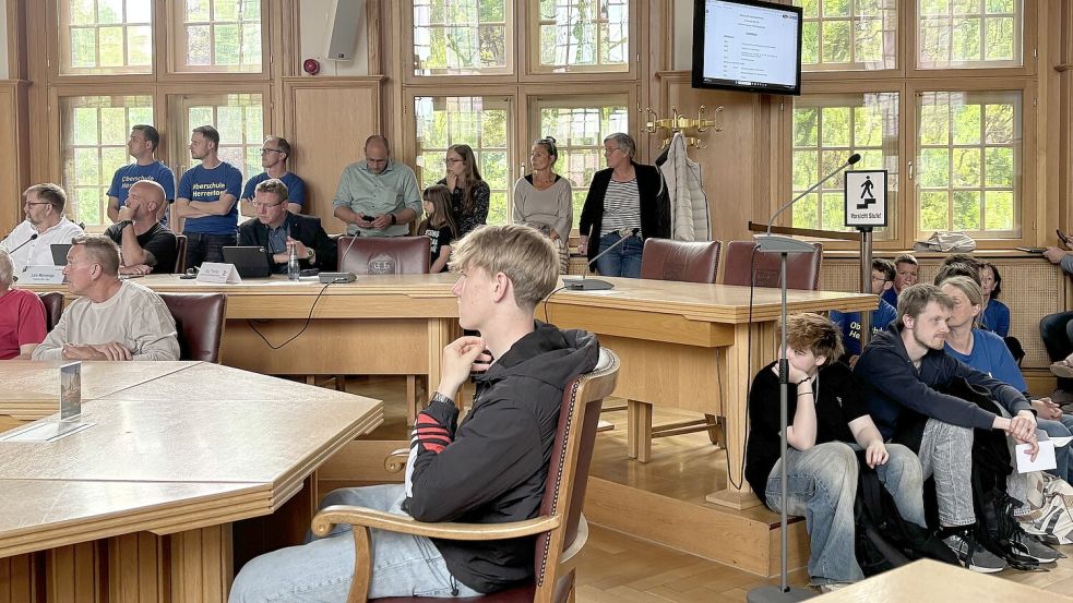 Viele Zuhörer saßen auf dem Boden oder standen am Fenster.