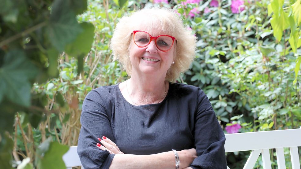 Manuela Stadtlander-Lüschen auf der Terrasse ihres Hauses in Wiesmoor. Dort hat sie von ihrer Krankheit erzählt. Foto: Nicole Böning