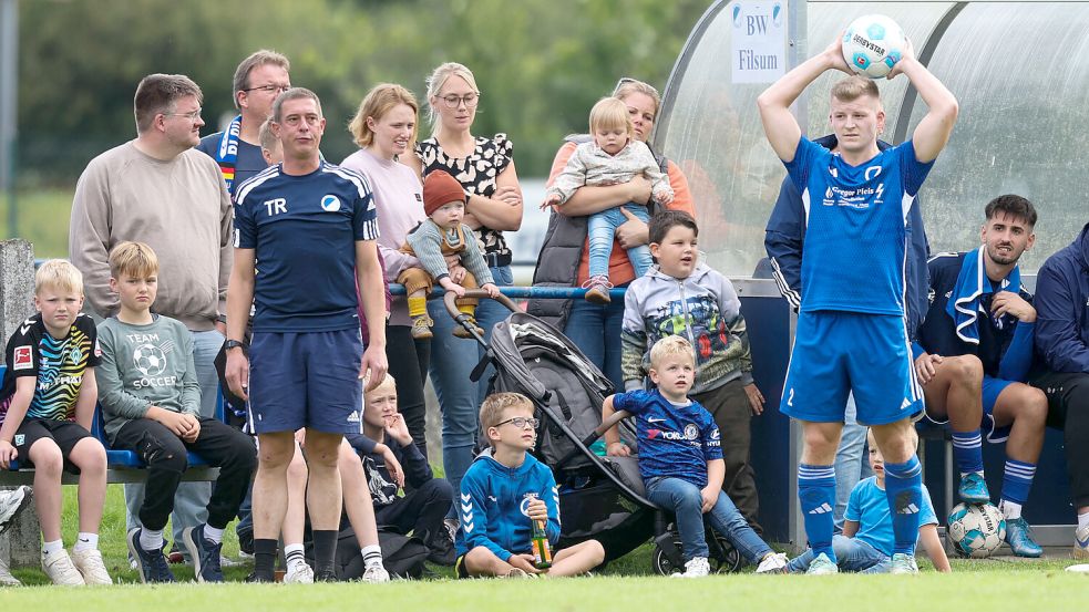 BW Filsum freut sich auf die Relegationsspiele. Trainer Dennis Warring (im dunkelblauen Shirt links) hat solche schonnmal erfolgreich mit Filsum bestritten. Für Tony van der Harg sind es die ersten Entscheidungsspiele. Foto: Jens Doden, Emden