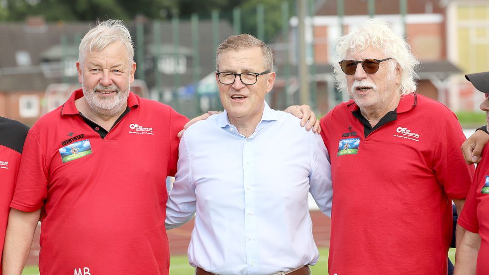 Zum letztjährigen Finale in Aurich lotsten die Organisatoren Manfred Bloem (links) und Ewald Adden (rechts) sogar den Bayern-Chef Jan-Christian Dreesen, der Auricher Wurzeln hat, nach Ostfriesland. Foto: Groenewold