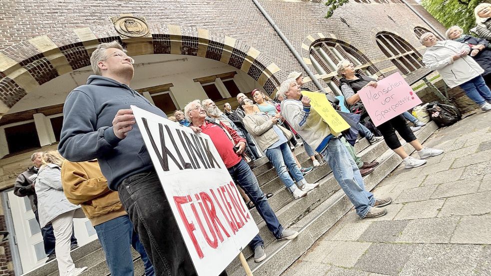 Stiller Protest vor dem Verwaltungsgebäude: Diese Menschen setzen sich für den Erhalt der Notfallambulanzen vor Ort ein.