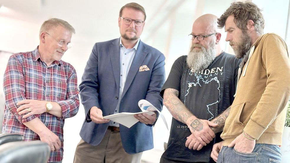 Übergabe der Petition (von links): GfE-Ratsherr Horst Müller, Oberbürgermeister Tim Kruithoff, die Petitions-Initiatoren Ingo Weber und Alfred Kieselbach.