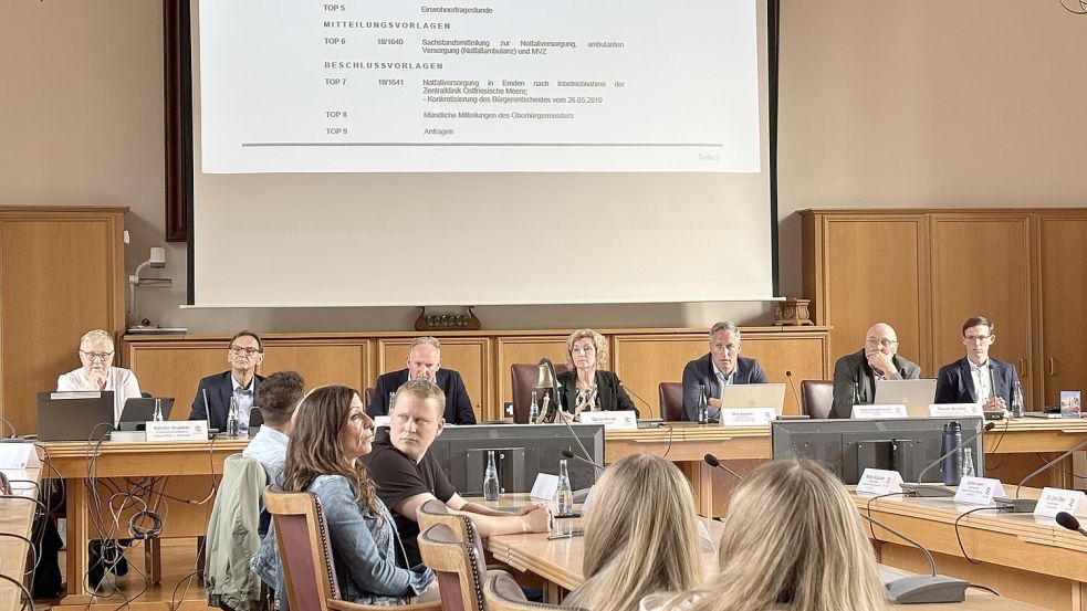 An der Kopfseite des Ratsaals saßen Fachbereichsleiterin Kerstin Snakker (von links), Dieter Krott von der KVN, Stadtrat Volker Grendel, Ausschussvorsitzende Doris Kruse, Trägergesellschaft-Chef Dirk Balster, Aurichs Klinik-Direktor Heiko Goldenstein und Emdens Direktor Tilman Winkler. Foto: Mona Hanssen