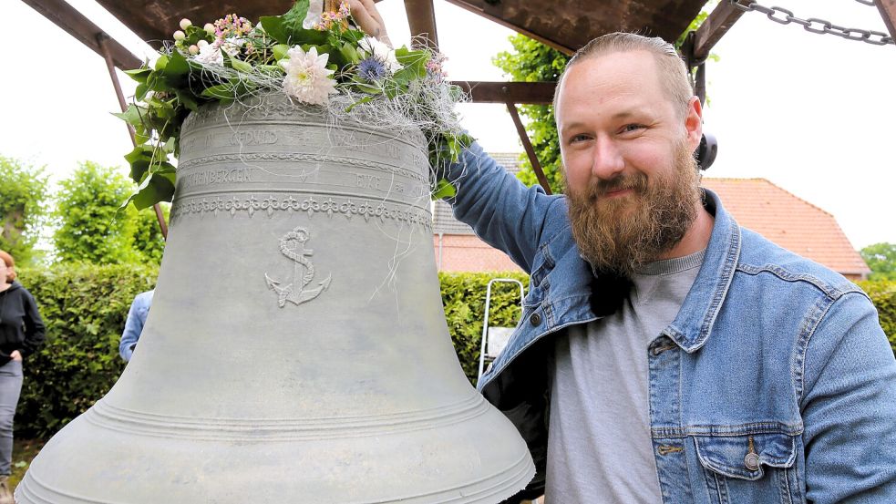 Der Wiesmoorer Eike Scherler mit der vor Publikum in Zwischenbergen live gegossenen großen Glocke „Hoffnung“. Foto: Nicole Böning