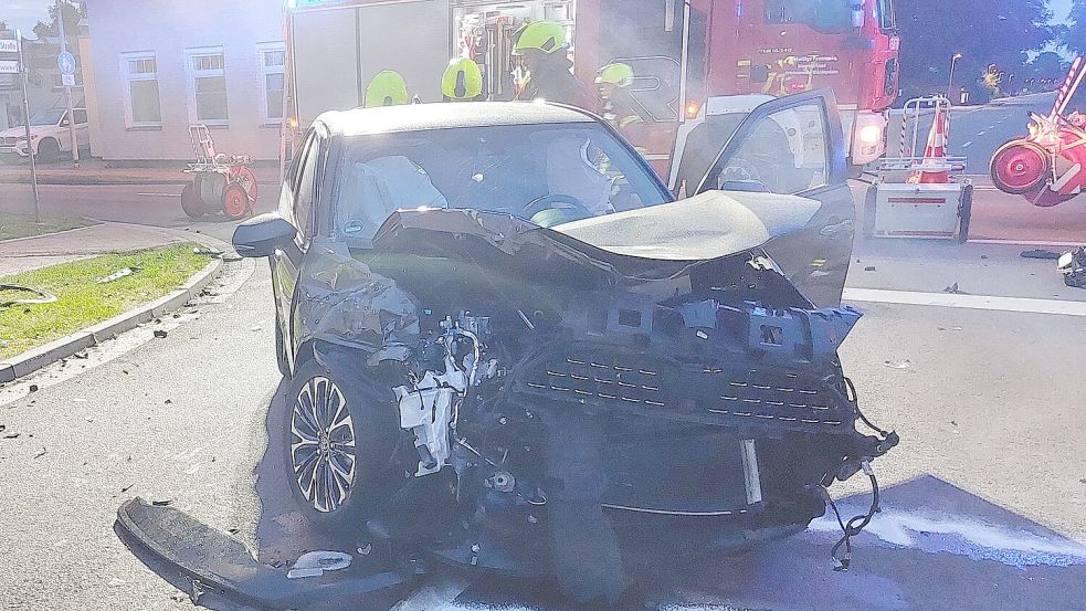 Bei dem Zusammenstoß wurde ein Auto stark in Mitleidenschaft gezogen. Foto: Bodo Wolters