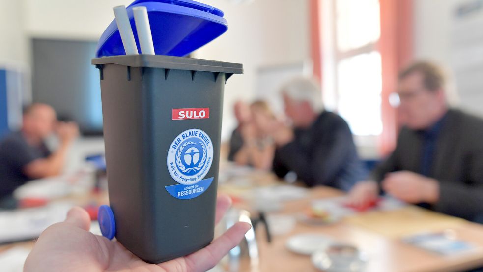 Die Einführung der blauen Tonne wurde in der Politik besprochen. Foto: Klaus Ortgies
