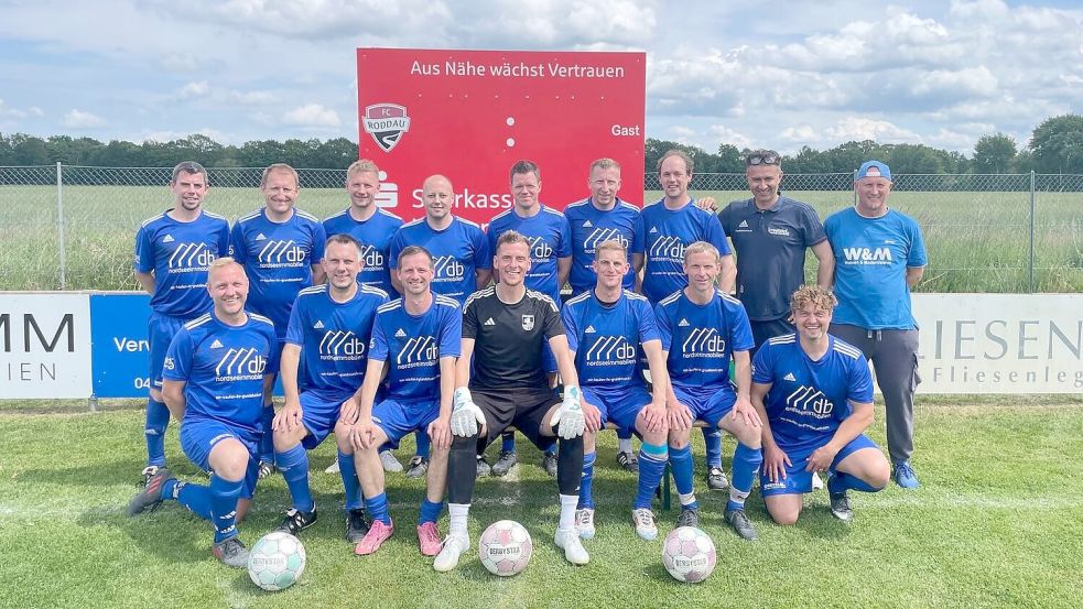 Als das Team sich zum Teamfoto aufstellte, ahnte es noch nicht, wie weit es an diesem Samstag kommen würde. Das Foto zeigt (hinten, von links): Lars Janssen, Sören Siemens, Andreas Schipper, Sven König, Klaus Barghorn, Cord Schulz, Jan Böhmer, Dirk Blech, Wolfgang Menken, (unten, von links) Thorsten Mintken, Kai Hieronimus, Mario Kopp, Ingo Deterts, Marco Feddermann, Ingo Heien und Kai Probst. Foto: Privat
