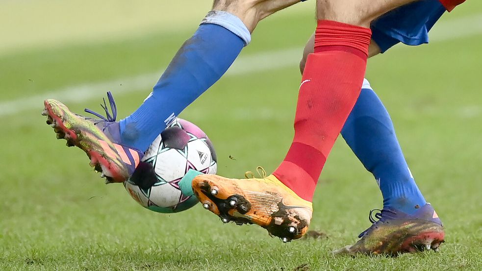 Auf dem Fußballplatz geht es manchmal hoch her. Foto: Uli Deck/dpa
