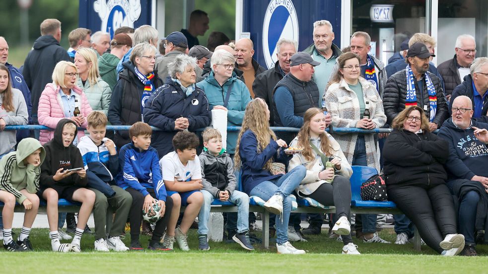 650 Zuschauer kamen Mittwoch zum Relegationsauftakt nach Filsum. In Visquard werden es ähnlich viele sein. Foto: Doden