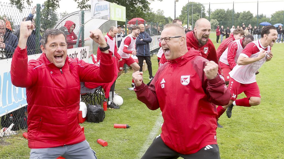 Bei den Norden um den Sportlichen Leiter Armin Ortmann (links) kannte der Jubel nach dem Abpfiff keine Grenzen. Foto: Doden/Emden
