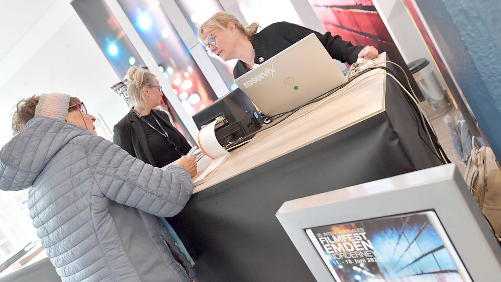 Seit diesem Jahr werden die Tickets fürs Filmfest in der Emder VHS verkauft.