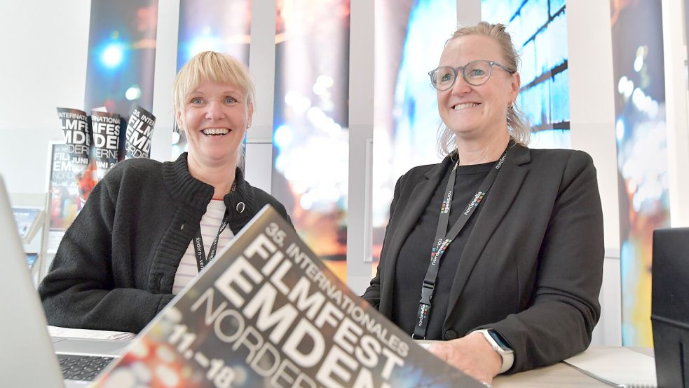 Die Schwestern Doris de Vries (links) und Iris Storck verkaufen Filmfest-Tickets in der VHS.