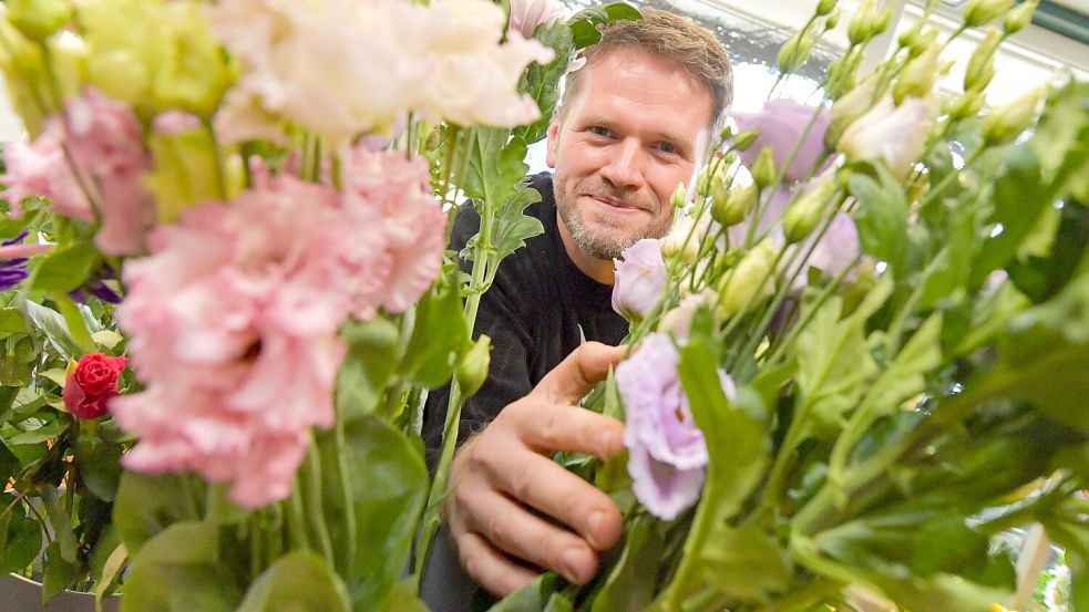 Torsten Tjarks ist Florist mit Leib und Seele. Foto: Klaus Ortgies