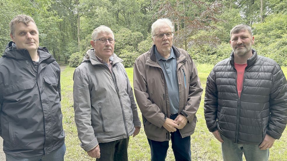 Der Frust über die Krähen ist groß: Rainer Bonk (von links), Franz Kula, Ortsvorsteher Bernhard Siemons und Nico Kehlmann. Foto: Oliver Bär