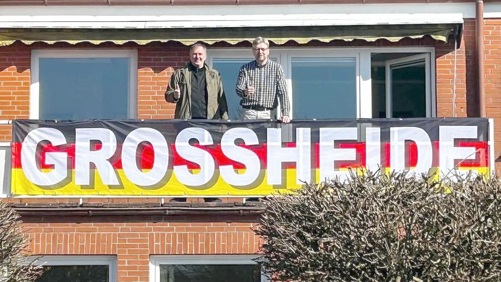 Die Gemeinde Großheide und Bürgermeister Fredy Fischer (rechts) spendierten Kai Schoolmann eine neue Fahne. Foto: Privat