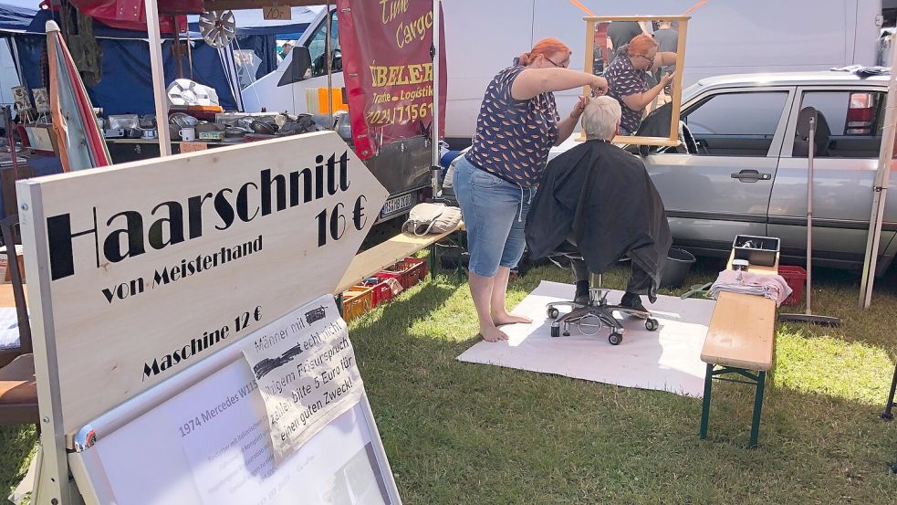 Oldtimerfreunde konnten sich voriges Jahr direkt den passenden Haarschnitt machen lassen. Foto: Klaus Ortgies/Archiv