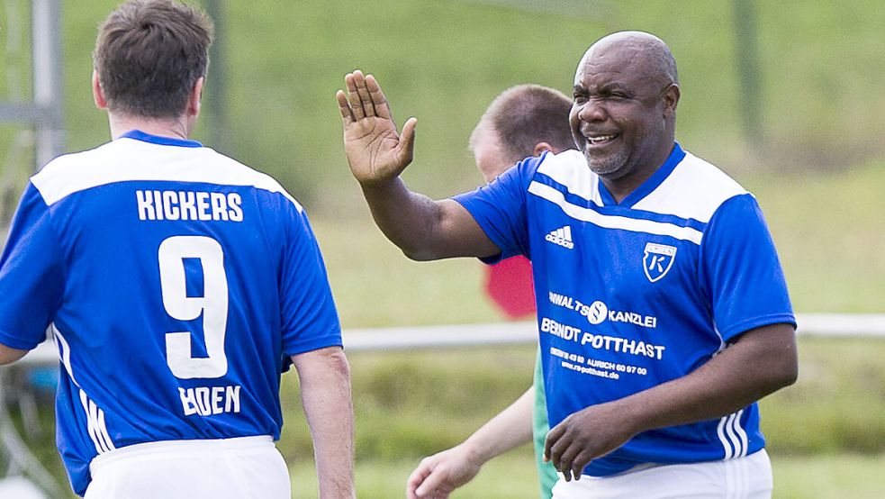 Bei Jubiläumsspielen ist Yvon Okemba alle paar Jahre nochmal im Trikot des Ex-Klubs Kickers Emden am Ball. Archivfoto: Doden/Emden