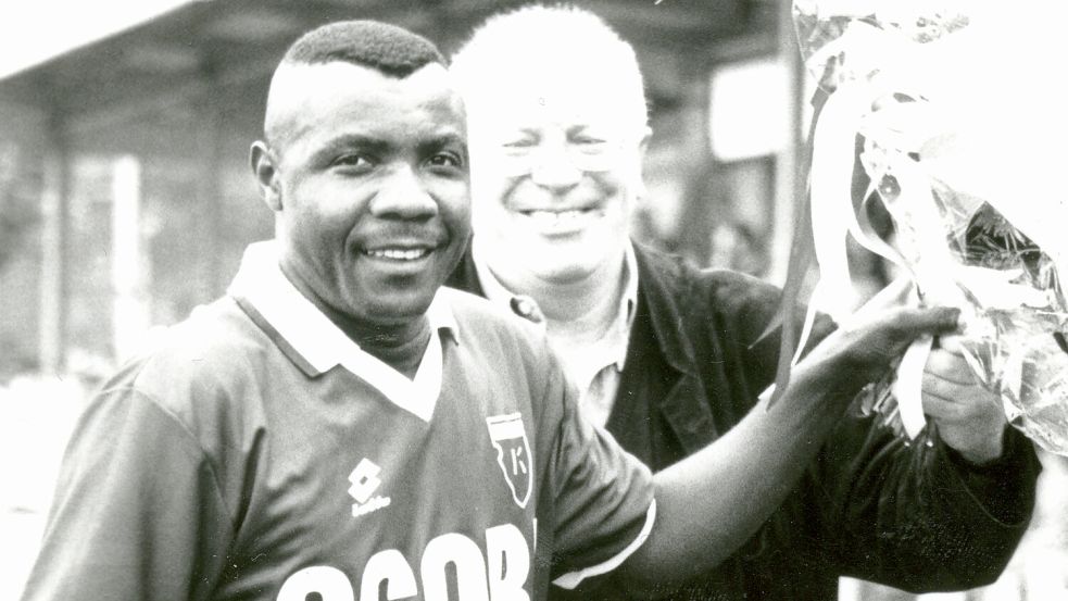 Yvon Okemba und der damalige Präsident von Kickers Emden, Dr. Helmut Riedl. Foto: Archiv