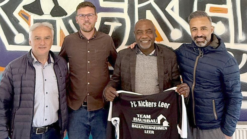 Ferhat Özdemir (links, 1. Kickers-Vorsitzender und 2. Germania-Vorsitzender), Thorben Harms (daneben, Kickers-Fußballobmann) und Erhan Colak (rechts, Sportlicher Leiter Germania) freuen sich über die Verpflichtung von Yvon Okemba. Foto: Verein