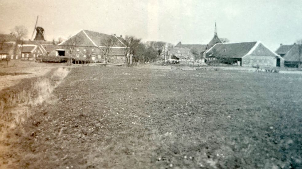 Ein historischer Blick auf Rysum: In dem Hof rechts soll das Wohnprojekt "Rysumer Lü" entstehen. Foto: privat