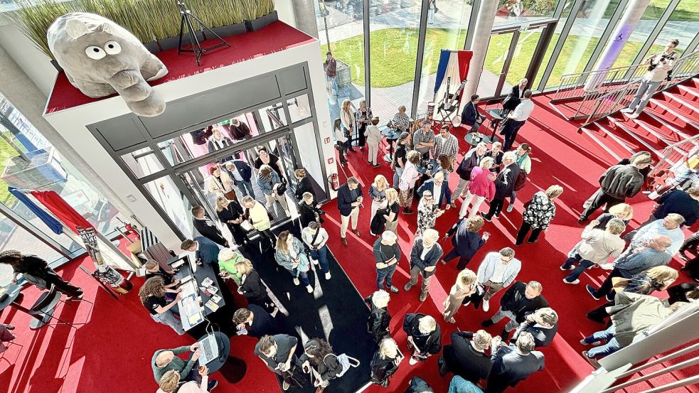 Das Foyer des Festspielhauses füllt sich am Mittwochabend, 11. Juni 2025. Dort wurde das Filmfest feierlich eröffnet. Fotos: Klaus Ortgies