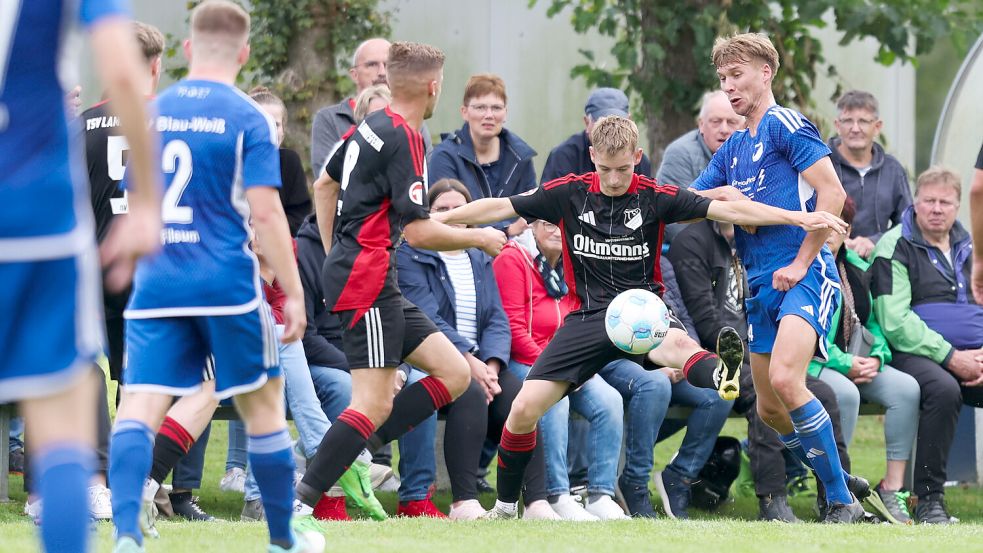 Die Lokalrivalen BW FIlsum (blaue Trikots) und der TSV Lammertsfehn (schwarze Trikots) stehen sich am Sonntag im Kreispokal-Finale gegenüber. Foto: Jens Doden, Emden