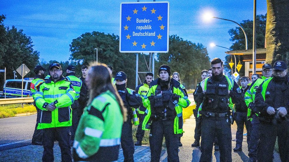 Auf deutscher Seite der Grenze zwischen Ter Apel und dem deutschen Ort Rütenbrock stand die Polizei am Montag bereit, um einzugreifen, sollten niederländische Bürger eigenmächtig Grenzkontrollen durchführen. Foto: dpa/ANP