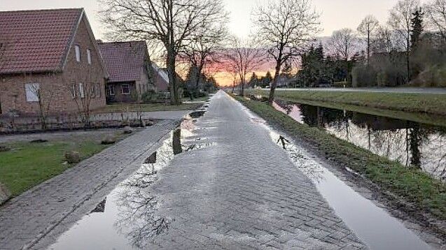 Die Norderwieke Süd: Das Pflaster ist löchrig und uneben, die Seiten sind ausgefahren. Nach Ansicht von Anliegern ist die Straße für Fußgänger, Radfahrer und Autos gleichermaßen eine Katastrophe. Foto: privat
