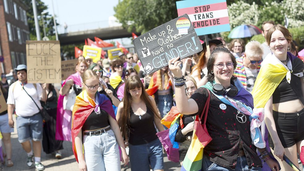 „Heel normaal“: Unter diesem Motto fand am Samstag, 14. Juni 2025, der dritte Emder CSD statt. Fotos: Jens Doden