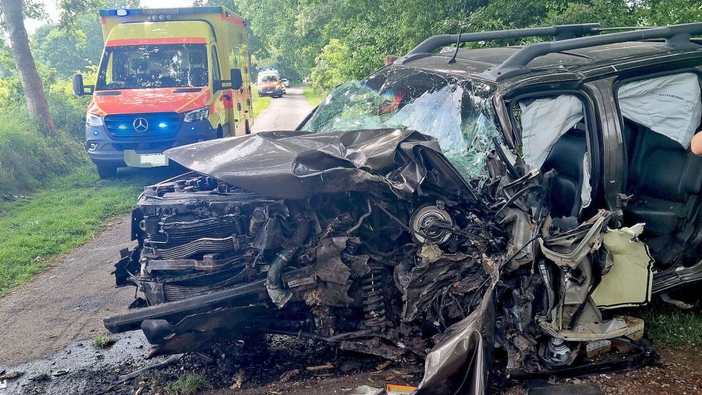 Das Auto war gegen einen Baum geprallt. Foto: Daniel Gerock/Feuerwehr Aurich