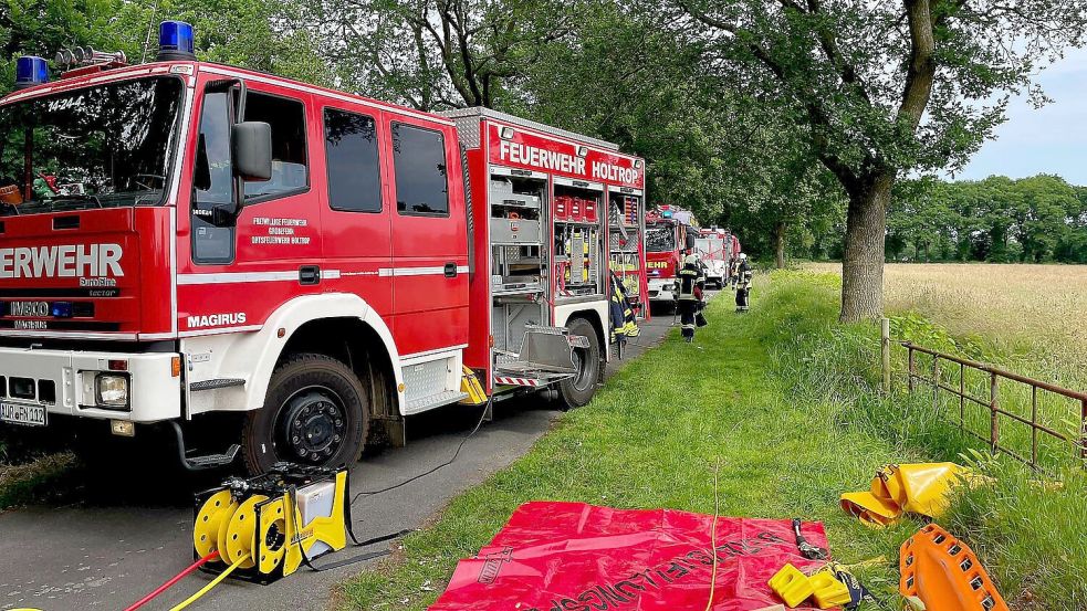 Die Feuerwehr war mit rund 70 Kräften im Einsatz. Foto: Lukas Crysandt/Feuerwehr Großefehn