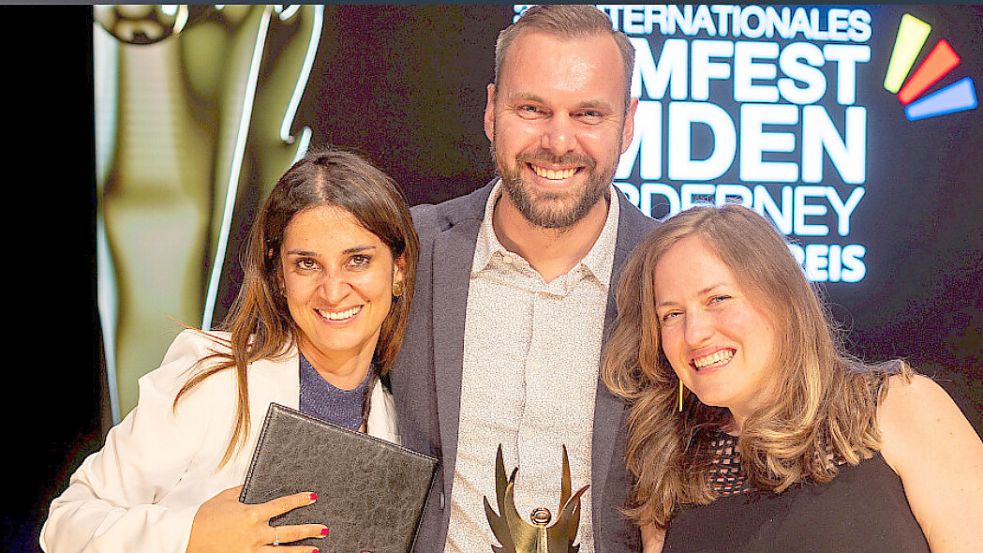 Rabea Rahimi (links) und Leonore Lukschy erhielten den Drehbuchpreis für das Buch „Dieterstan“. Foto: Filmfest Emden