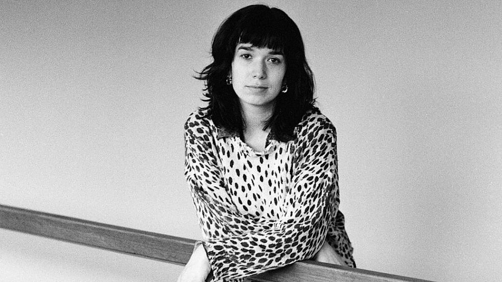 Die Berliner Regisseurin und Autorin Sarah Miro Fischer wurde in diesem Jahr mit dem Inselstipendium „Ein Schreibtisch am Meer“ ausgezeichnet. Foto: Bahar Kaygusuz