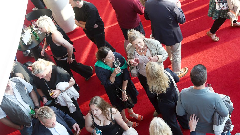 Im Foyer des Festspielhauses am Wall wurde vor der Preisverleihungsgala noch geplaudert. Foto: Jens Doden
