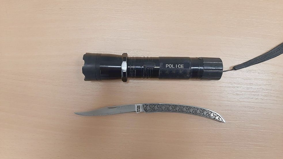 Der Elektroschocker sowie das Taschenmesser wurden Dienstagmorgen bei der Luftsicherheitskontrolle am Bremer Flughafen im Handgepäck eines Mannes gefunden. Foto: Bundespolizei