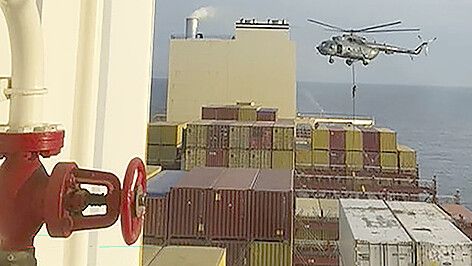 Reale Gefahr: Dieses Archiv-Bild aus einem Video, das The Associated Press von einem Verteidigungsbeamten des Nahen Ostens zur Verfügung gestellt wurde, zeigt einen Hubschrauberangriff auf ein Schiff in der Nähe der Straße von Hormus. Foto: Uncredited/AP/dpa/Archiv