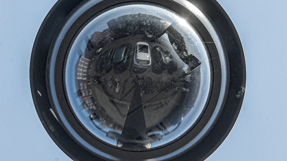 Neun Stück davon auf dem Neuen Markt: die Dome-Überwachungskameras, bei denen die Kamera hinter einer getönten und bruchsicheren kuppelförmigen Abdeckung angebracht ist.