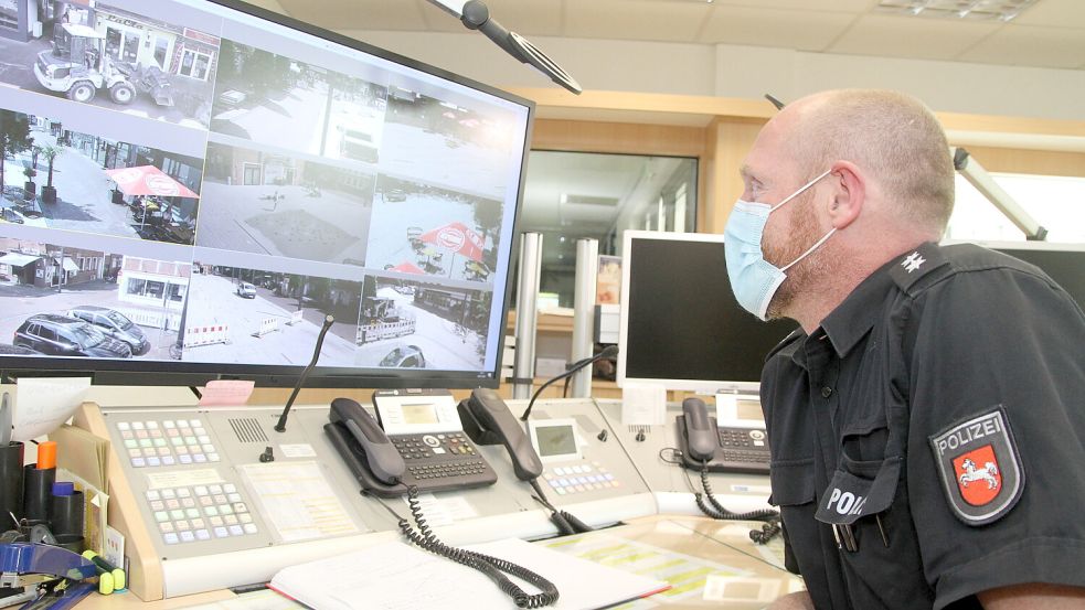 Live-Bildüberwachung auf der Wache im Polizeikommoissariat: Hier hat der Dienstschichtleiter ein Auge auf das Marktgeschehen. Foto: Gordon Päschel/Archiv