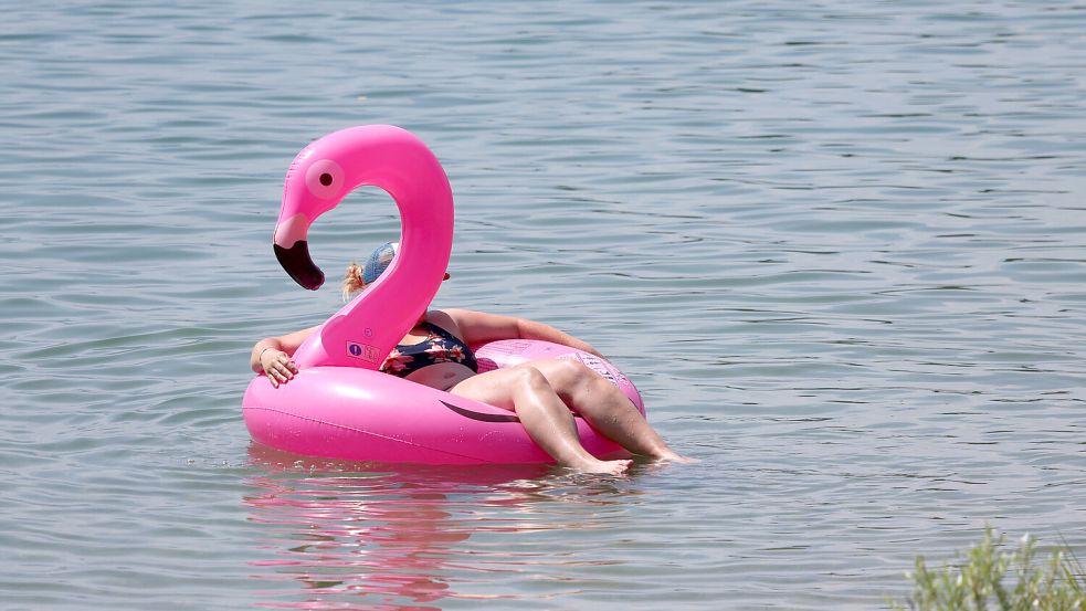 Bei Temperaturen um die 30 Grad tut eine Erfrischung im Wasser gut. Foto: Karl-Josef Hildenbrand/dpa