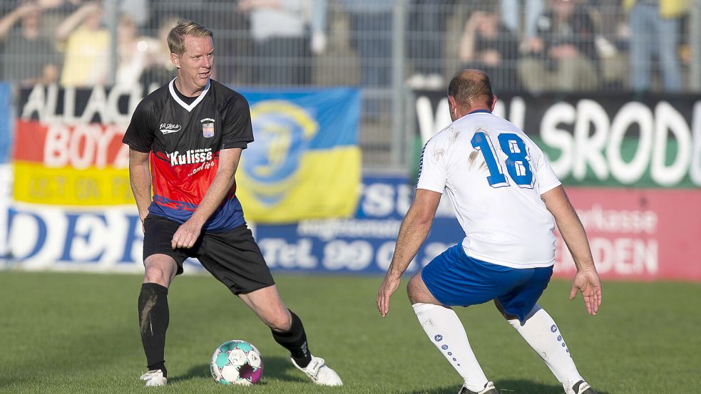 Timo Schultz war schon im Oktober 2021 in Emden für die besondere Ostfriesland-Auswahl am Ball. Damals trainierte der Esenser den FC St. Pauli, nun ist er seit wenigen Tagen Osnabrück-Coach. Archivfoto: Jens Doden/Emden