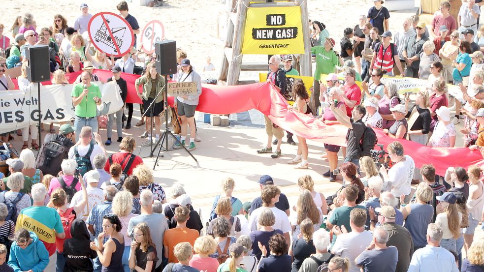 Mit einer großen Demonstration ist im vergangenen Sommer auf Borkum gegen das Gasprojekt protestiert worden. Foto: Ferber