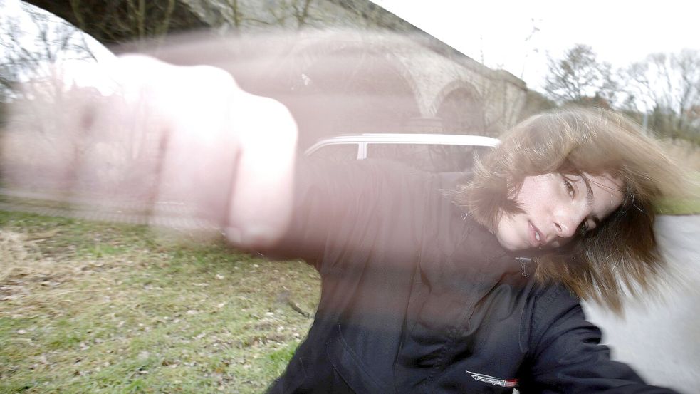 Die Betroffenenberatung beobachtet, dass häufig Minderjährige Opfer rechter Gewalt werden – und die rechten Täterinnen und Täter auch immer jünger sind. Symbolfoto: DPA