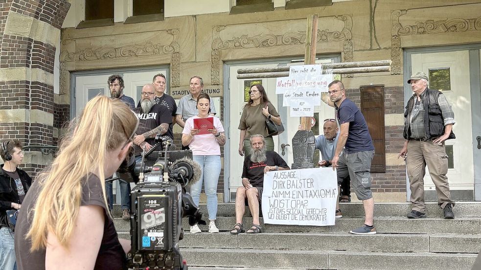 Ein NDR-Team filmte die Demo „Nimm ein Taxi, Oma“ vor dem Verwaltungsgebäude (VG) II, in dem der Rat tagt.