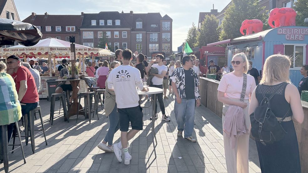 Das erste Bierfest auf dem Neuen Markt in Emden lockte zahlreiche Besucher an. Foto: Mona Hanssen