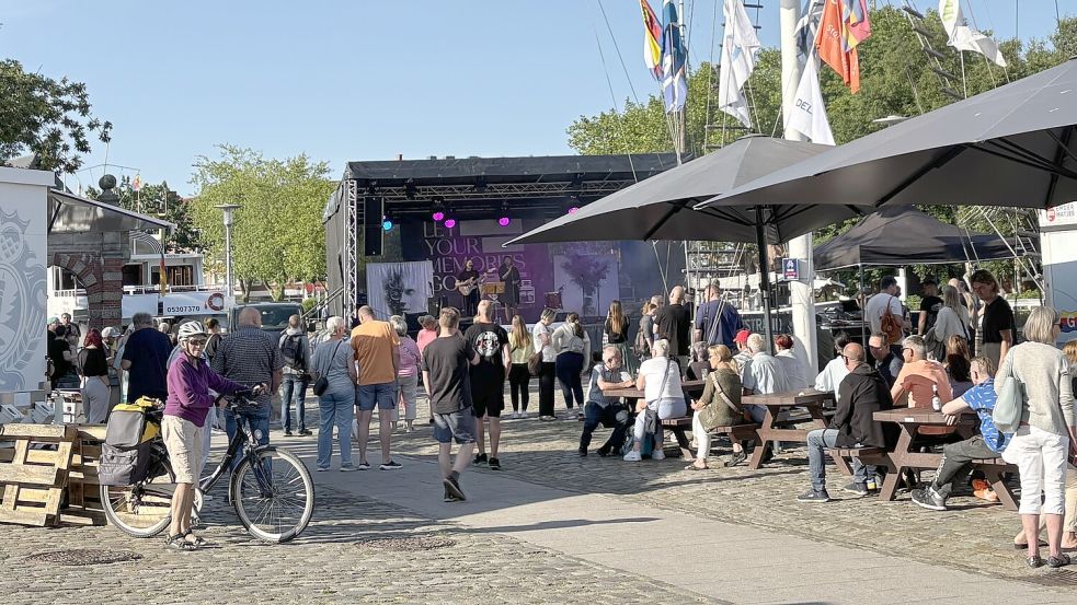 Kurz nach dem Start des Festivals „Alte Post goes Hafentor“ sammelten sich die ersten Besucher. Foto: Mona Hanssen
