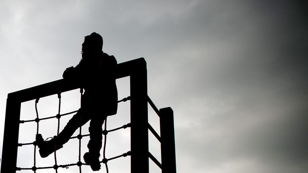 Ein Kind spielt an einem Klettergerüst auf einem Kinderspielplatz. Das Elternhaus beeinflusst die Chancen der Kinder stark. Foto: Julian Stratenschulte/dpa