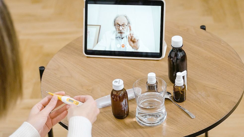 Der Arzt gibt per Videoschalte Tipps, wie die Patientin schnell wieder fit wird. Symbolfoto: Pixabay
