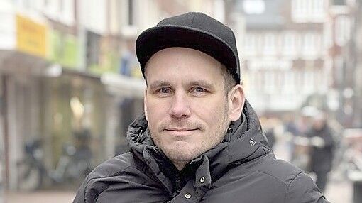 Der Emder Michael „Mitch“ Wagner ist angehender Comedian und organisiert Comedy-Shows in Emden und jetzt auch in Leer. Foto: Mona Hanssen/Archiv