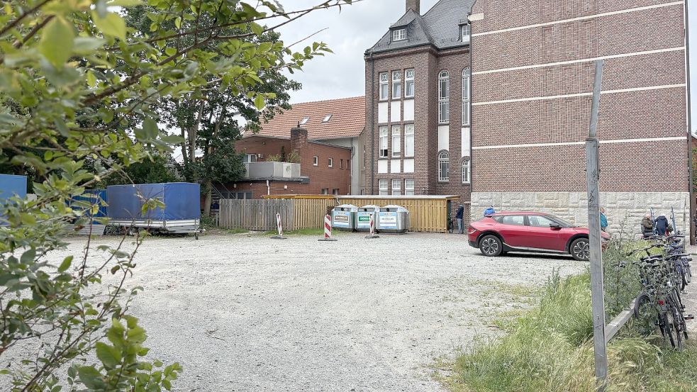 Über eine andere Nutzung dieser Fläche hinter dem Borkumer Rathaus soll gesprochen werden. Foto: Florian Ferber
