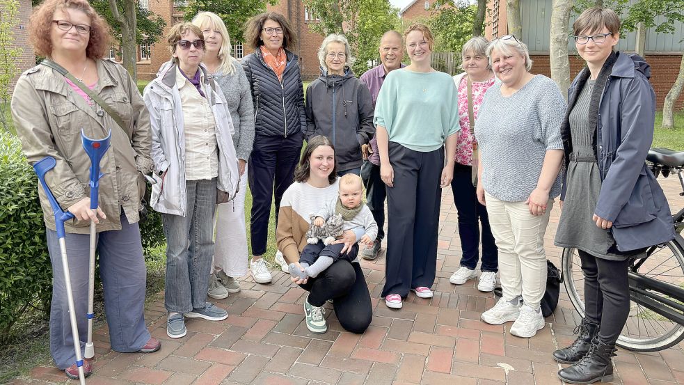 Engagieren sich gegen die Verschwendung von Lebensmitteln: Petra Gerlach (von links), Friederike Krenzke, Sabine Rau, Anja Onnenga, Mirjam Panzer, Bernd Wolf, Janna Schmidt, Sabine Colmer, Claudia Kulhanek, Sandra Franke und vorne Janina Kulhanek mit Sohn Jooke. Es gibt überdies noch weitere ehrenamtliche Helfer. Foto: Florian Ferber